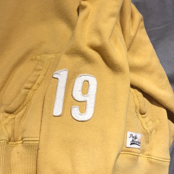 Yellow sweatshirt - Picture 2 of 3